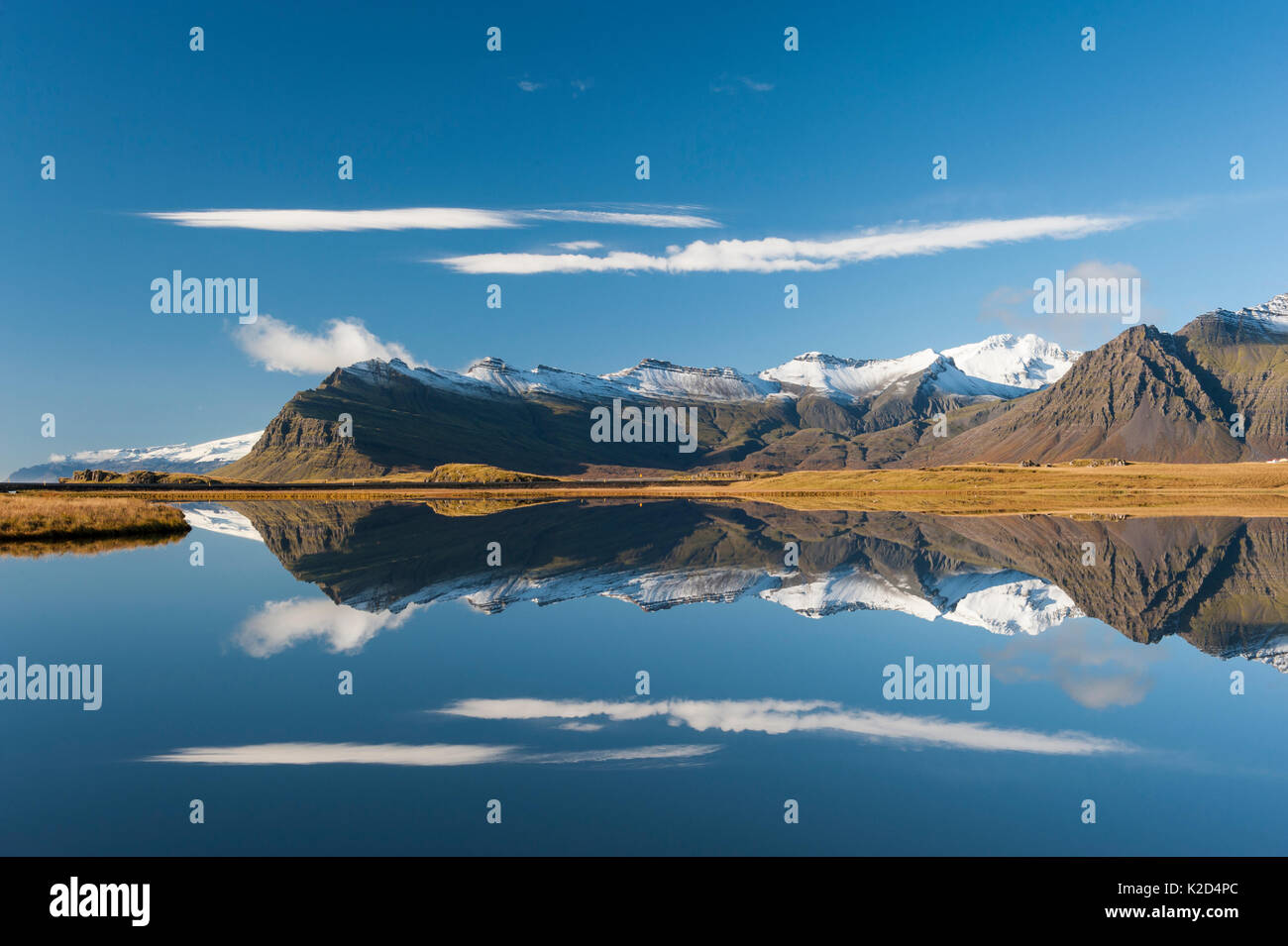 Blick Richtung Kalfatellsstadhur, mit Spiegelungen im Wasser, Island, Oktober 2015. Stockfoto Blick Richtung Kalfatellsstadhur, mit Spiegelungen im Wasser, Island, Oktober 2015. Stockfoto