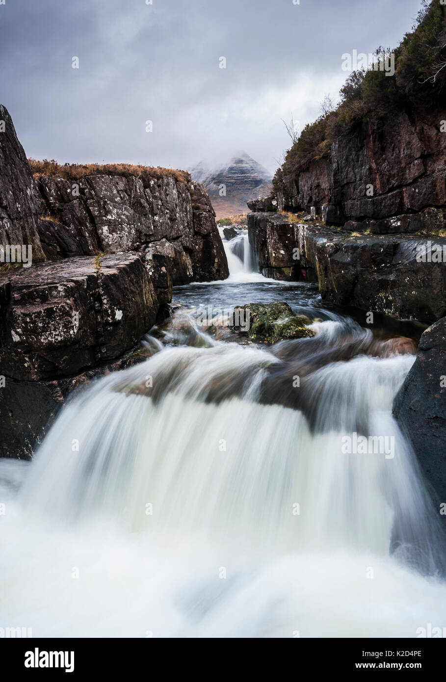 Wasserfälle in Bottighofen Abhainn MhicNobaill Fluss, Beinn Dearg, Schottland, UK, November 2015. Stockfoto