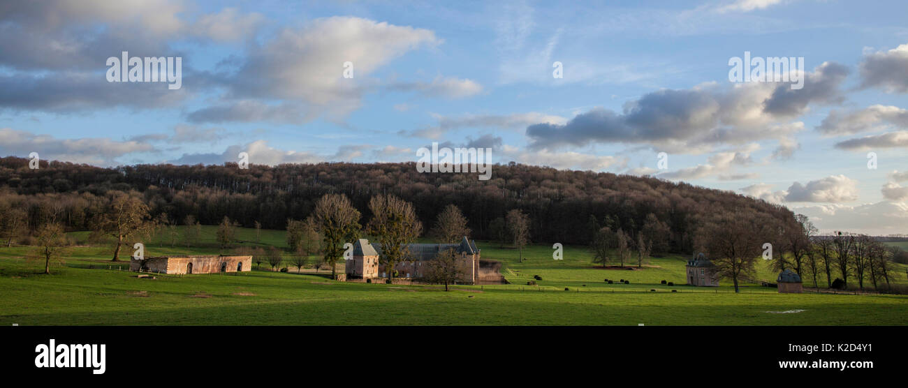 Panoramablick auf die Landschaft Kartause Kloster in Mouzon, La Vallee de Dieu, Ardennen, Frankreich, Januar 2015. Stockfoto