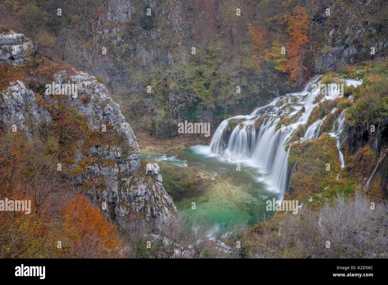 Reihe von Wasserfällen als astavci', die Kaskade zwischen Bergseen, Nationalpark Plitvicer Seen, Kroatien bekannt. November. Stockfoto