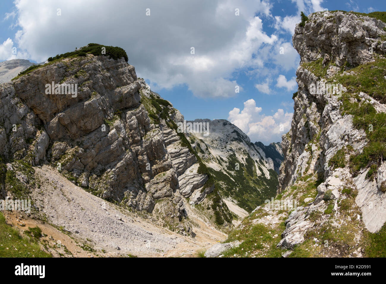 Kalkstein Felsen und Geröll auf Mala Mojstrovka. Nationalpark Triglav, Julische Alpen, Slowenien, Juli 2015. Stockfoto