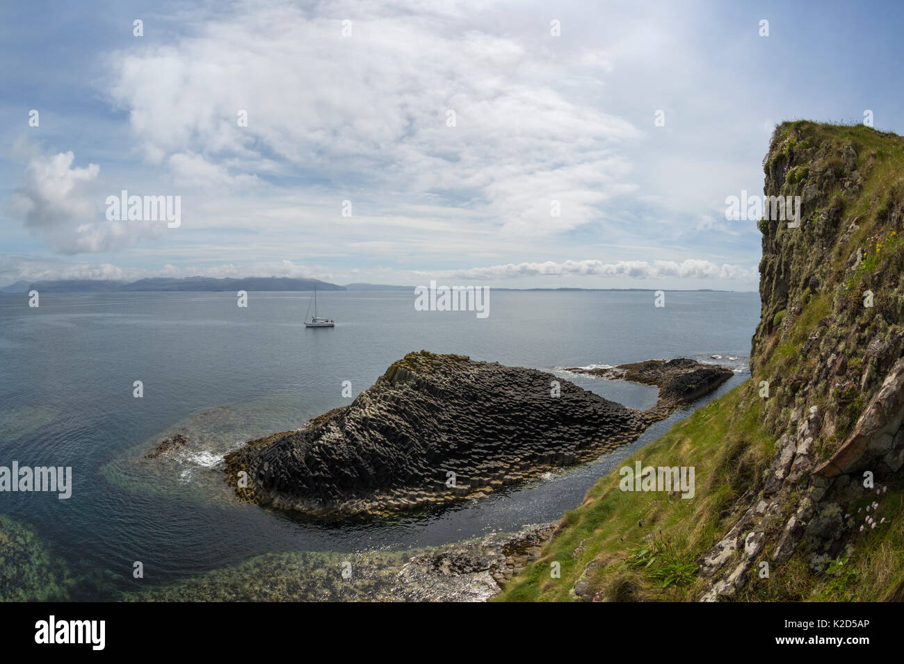 Ausblick hinunter auf Säulen Basalt an der Küste, Staffa, Innere Hebriden, Schottland, Großbritannien, Juni 2015 Stockfoto