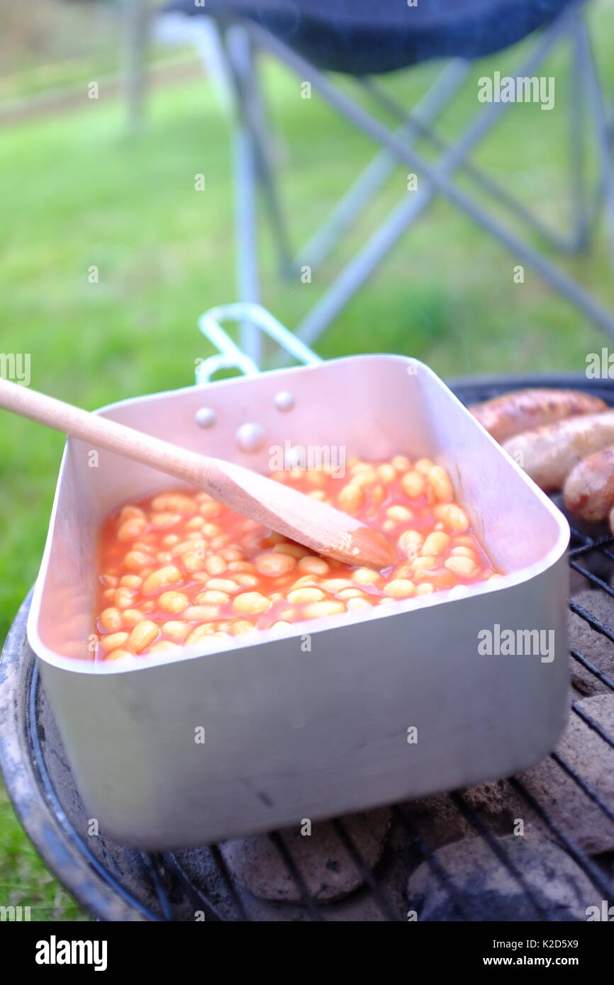 Gebackene Bohnen in der Dose Billy auf einem Grill Stockfoto