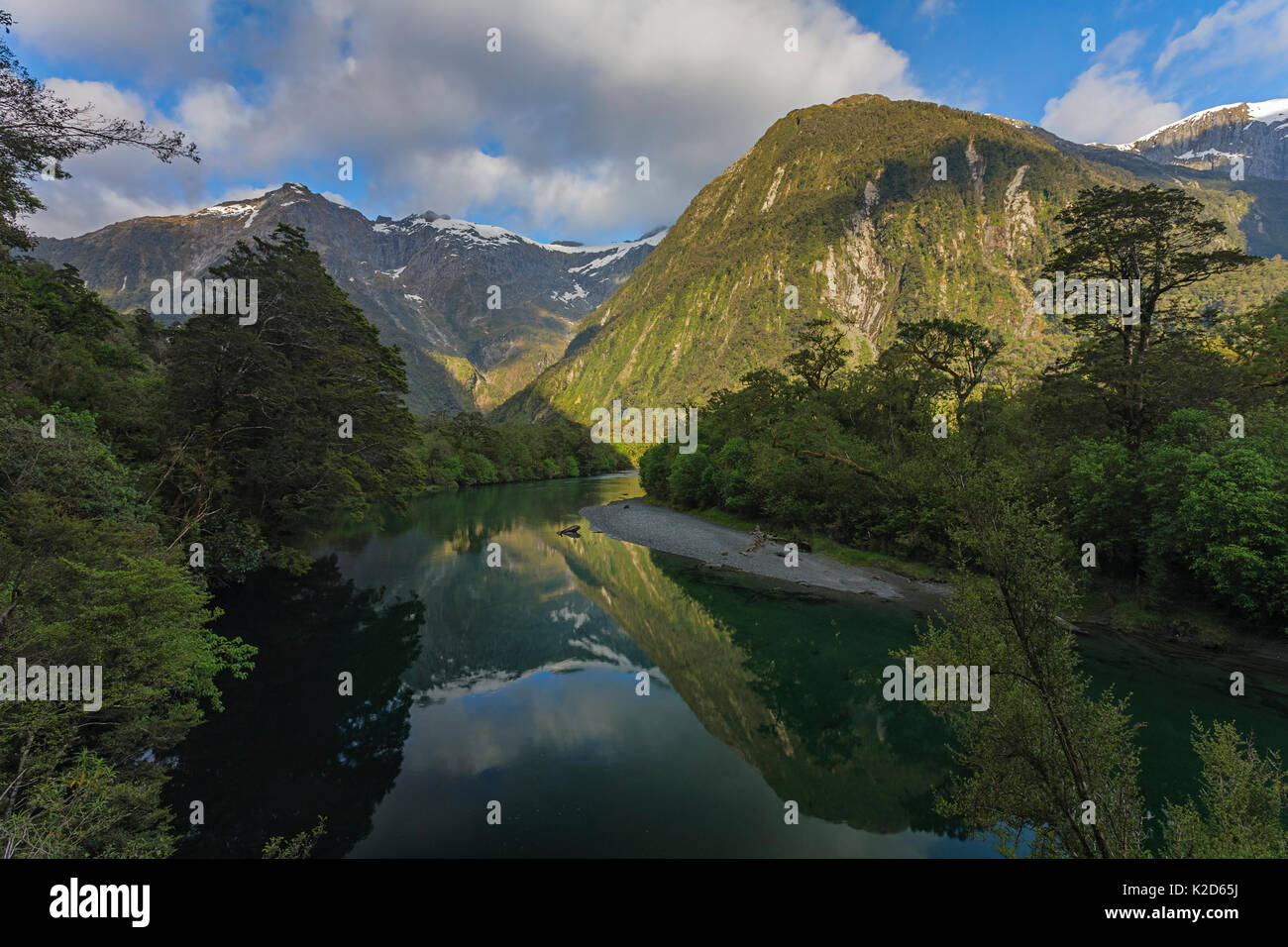 Arthur River auf dem Milford Track, Fiordland National Park, Southland District, South Island, Neuseeland. November. Stockfoto