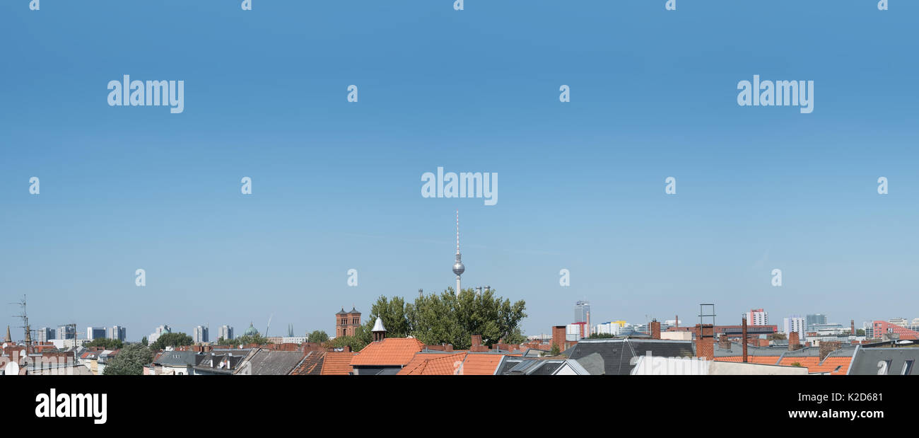 Dachterrasse mit Blick über Berlin City, Berlin Skyline mit Fernsehturm und blauer Himmel Stockfoto