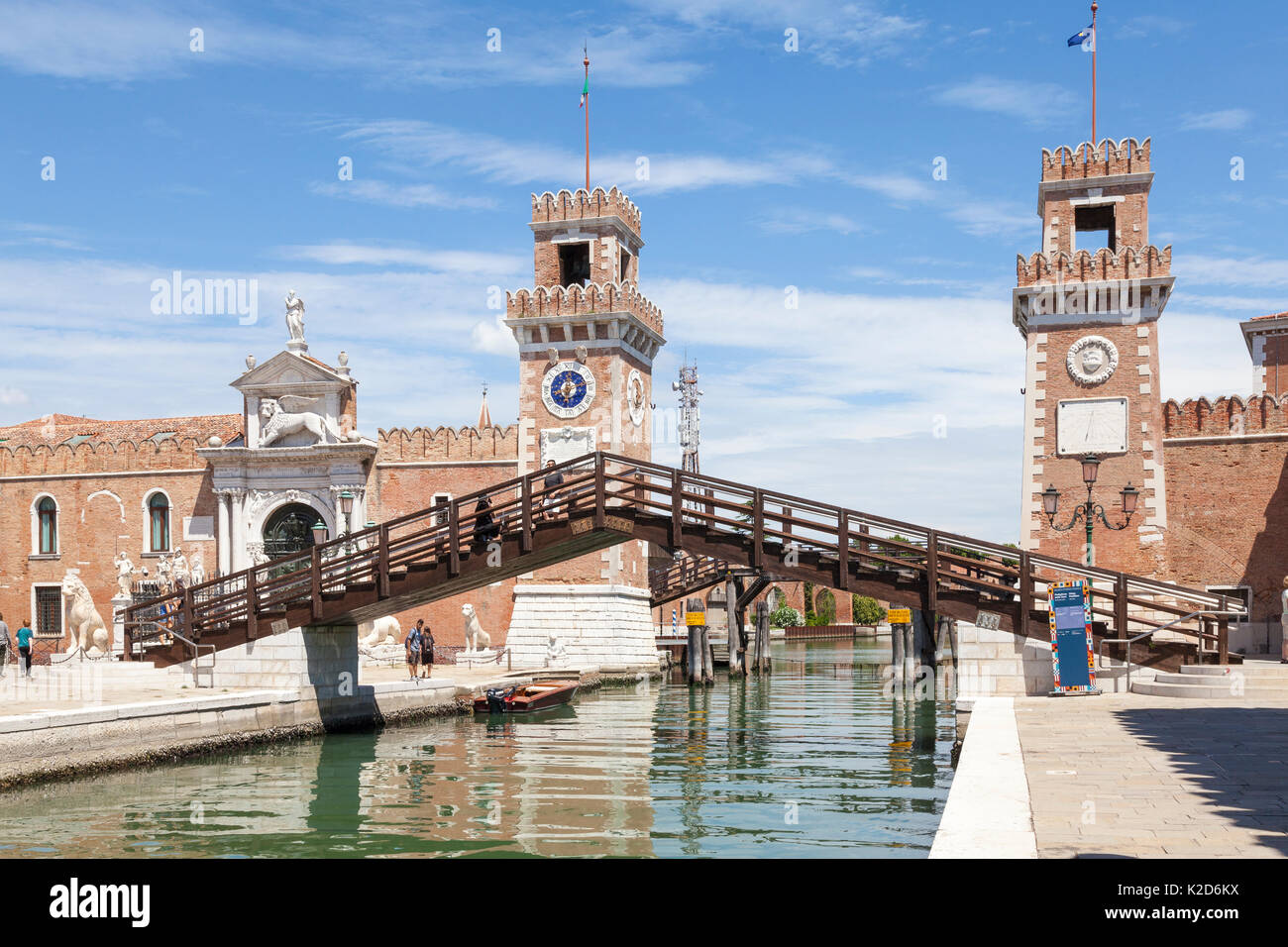 Zwei Touristen auf der Ponte del l'Arsenal o del Paradiso der Eingang zu bewundern die Arsenale, Venedig, Italien mit Reflexionen über Rio de l'Ars Stockfoto