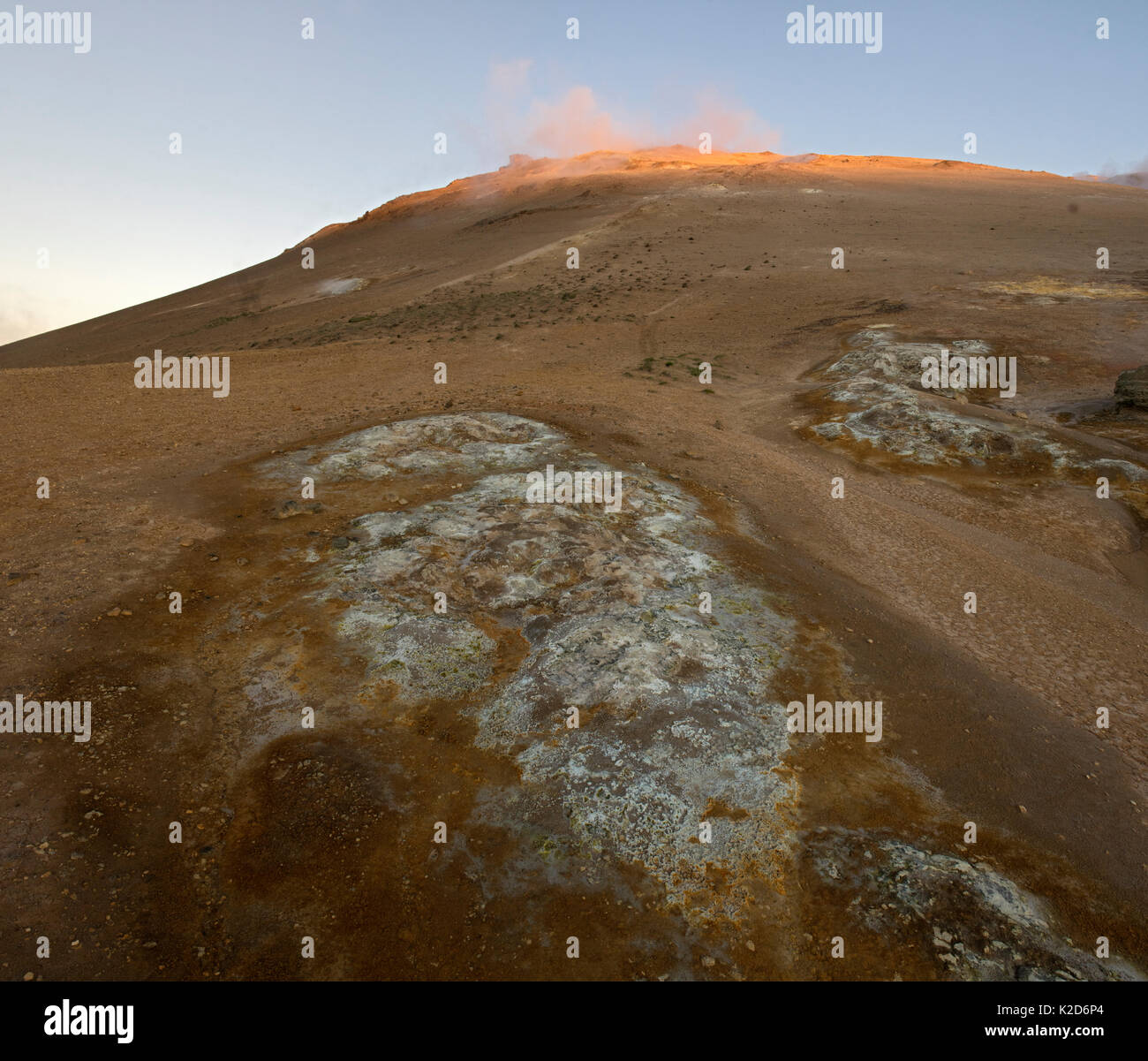 Sonnenaufgang am Leirhjunukur geothermische Felder, Island, Juni 2015. Stockfoto