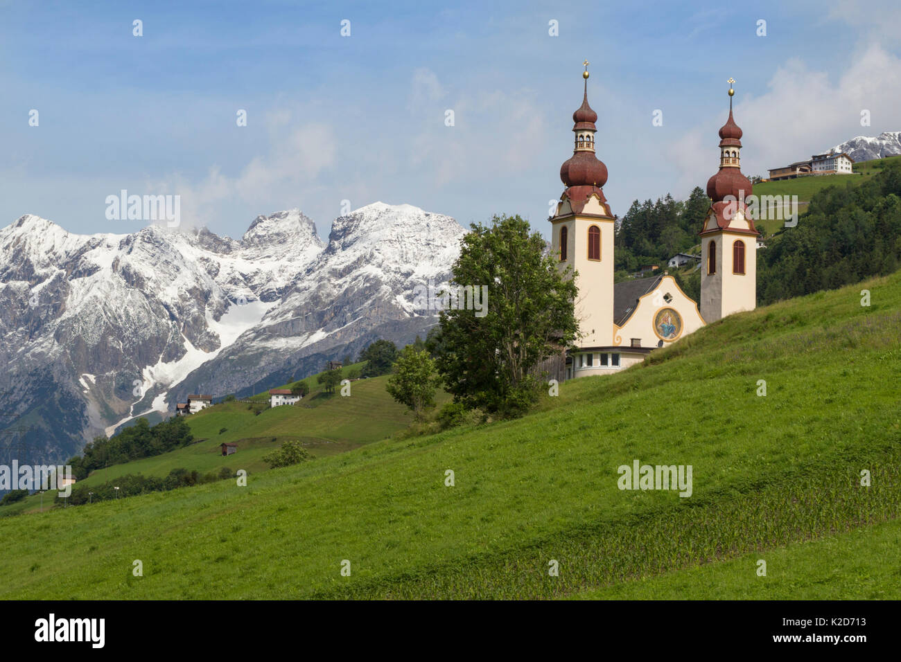 Kirche im Dorf Fliess. Nordtirol, Österreichischen Alpen. Juni. Stockfoto