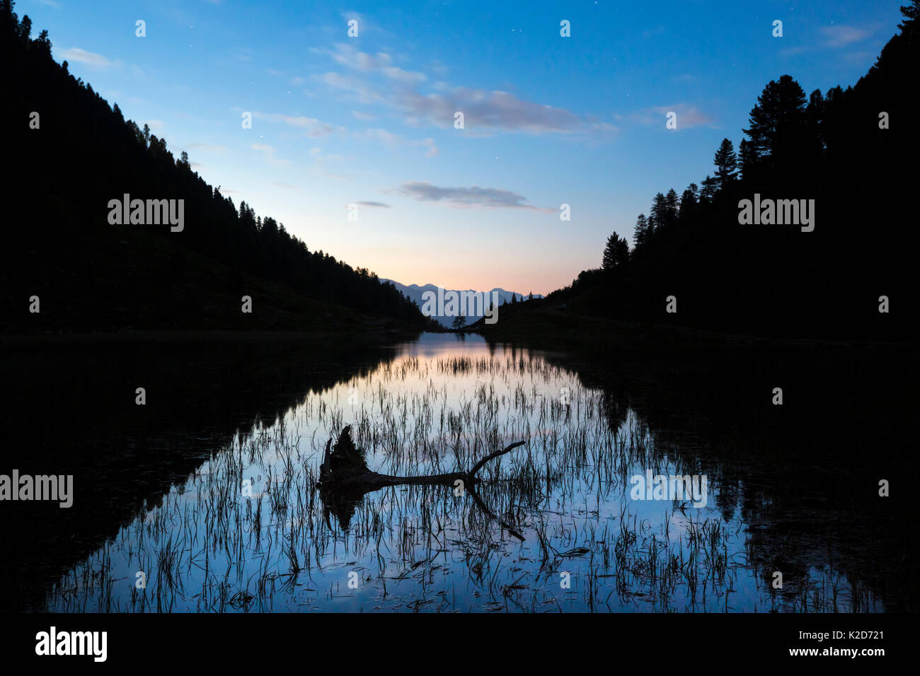 Alpline See in der Abenddämmerung. Nordtirol, Österreichischen Alpen. Juli. Stockfoto