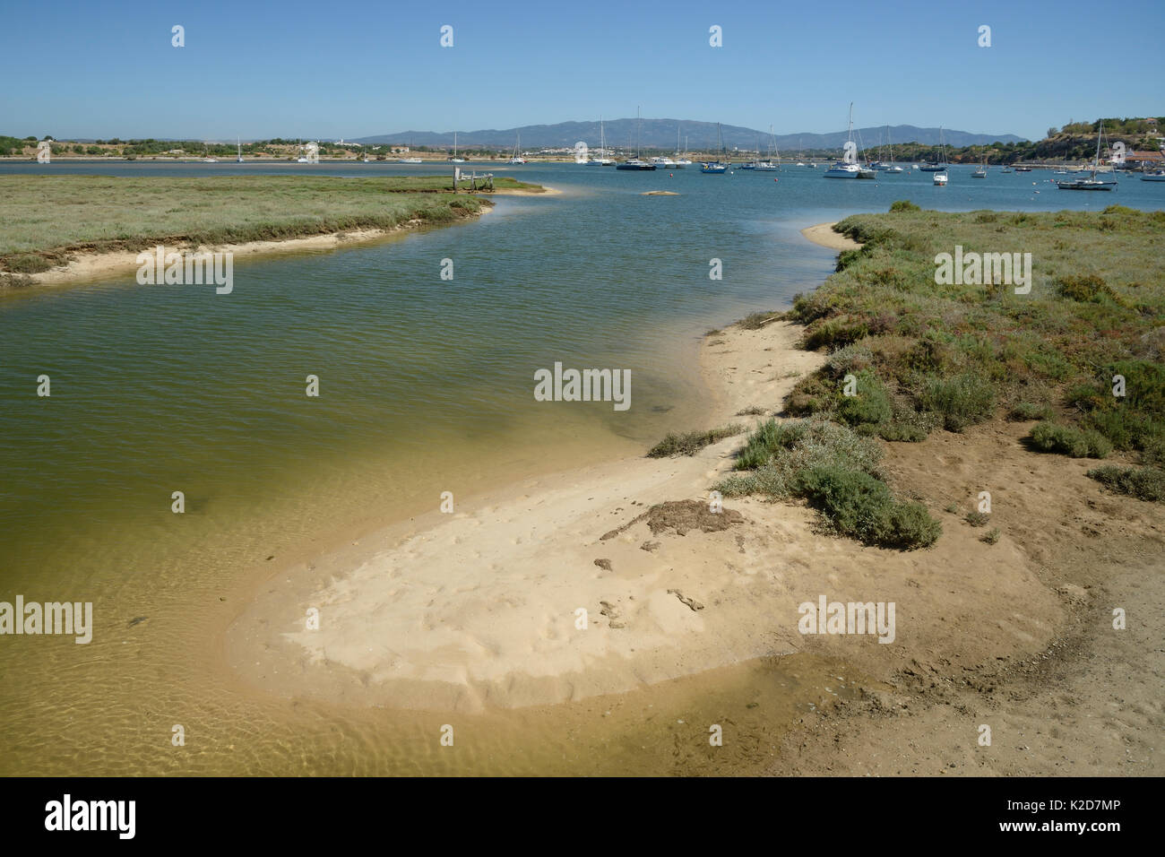 Saltmarsh und Mündungs- Hafen bei Flut mit angelegten Segelyachten, Alvor, in der Nähe von Portimao, Algarve, Portugal, Juli 2013. Stockfoto