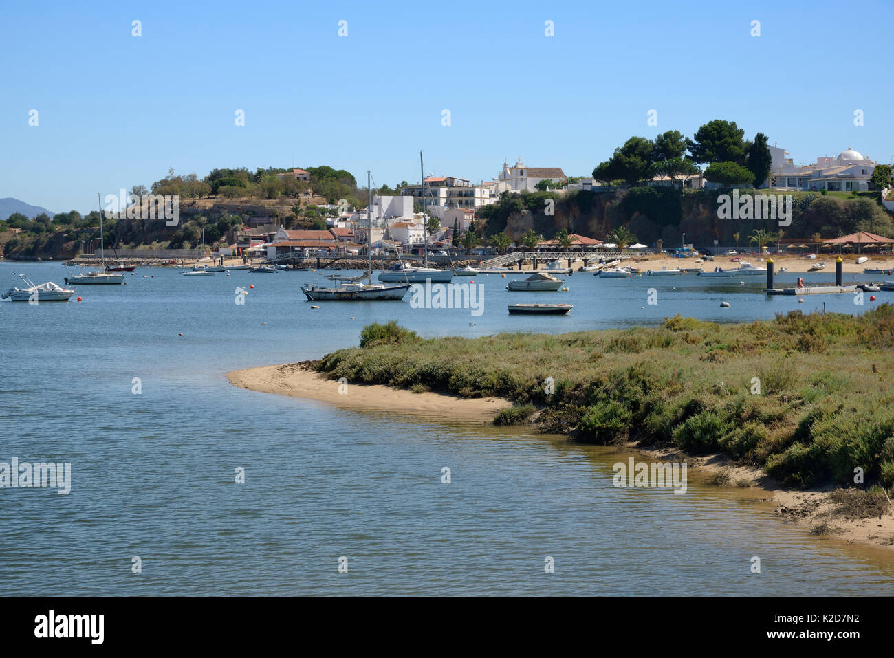 Saltmarsh und Mündungs- Hafen bei Flut mit angelegten Segelyachten, Alvor, in der Nähe von Portimao, Algarve, Portugal, Juli 2013. Stockfoto