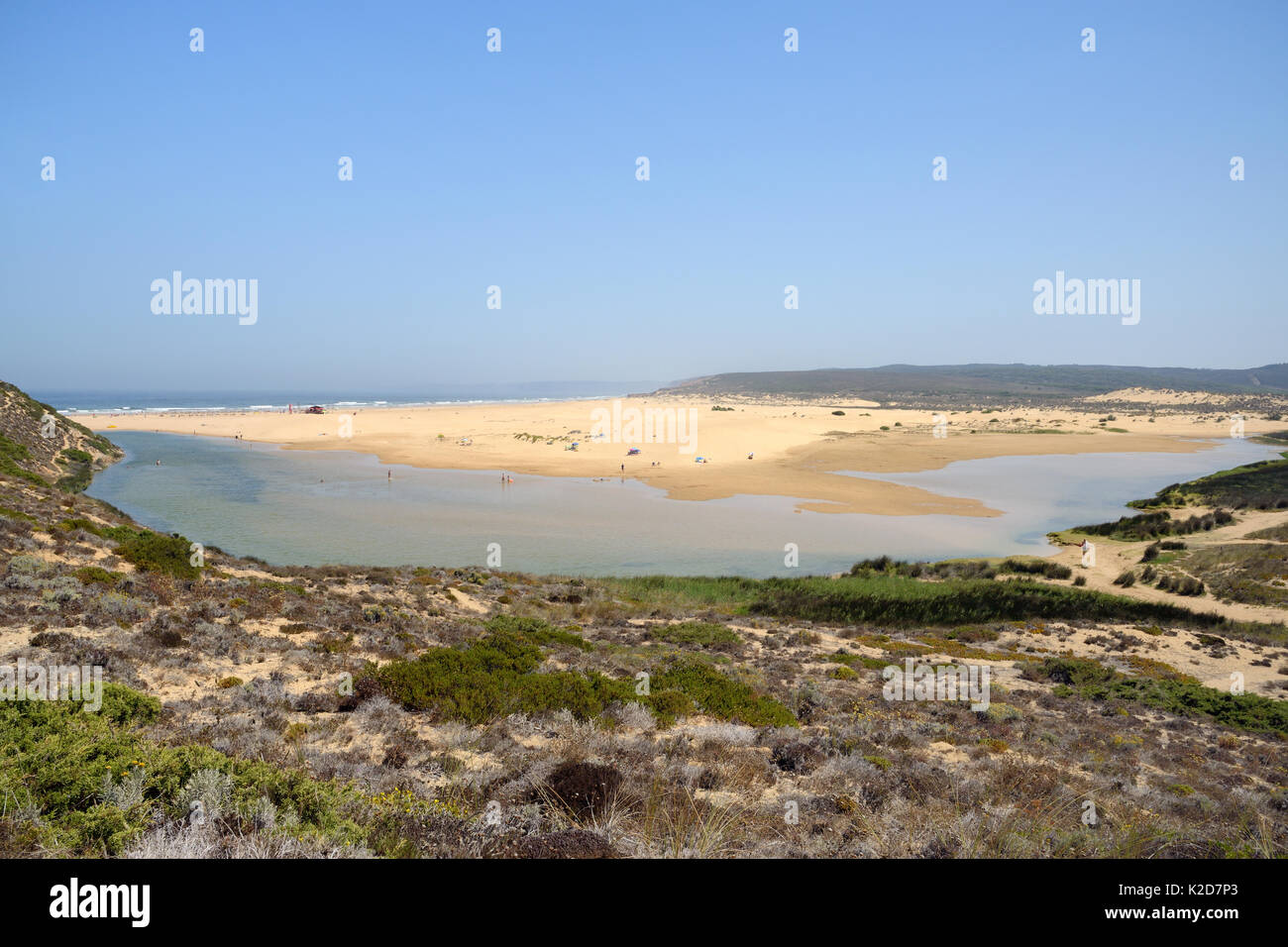 Landschaft von Praia Bordeira Strand und Fluss Bordeira, Südost Alentejo und Costa Vicentina Nationalpark, Algarve, Portugal, August 2013. Stockfoto