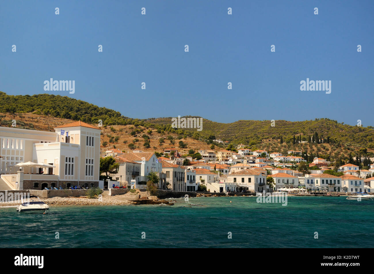 Spetses Stadt vom Meer, Spetses, Saronische Inseln, Attika, Peloponnes, Griechenland, August 2013 gesehen. Stockfoto