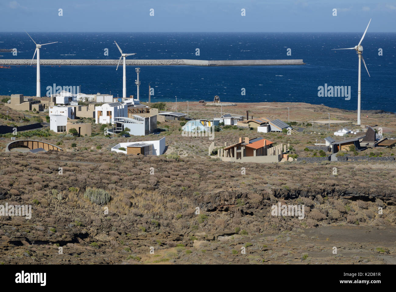 ITER bioklimatische Dorf, mit einer Vielzahl von umweltfreundliche Häuser aus recycelten Materialien gebaut und mit Solar- und Windenergie, in der Nähe von El Medano, Teneriffa, Mai. Stockfoto
