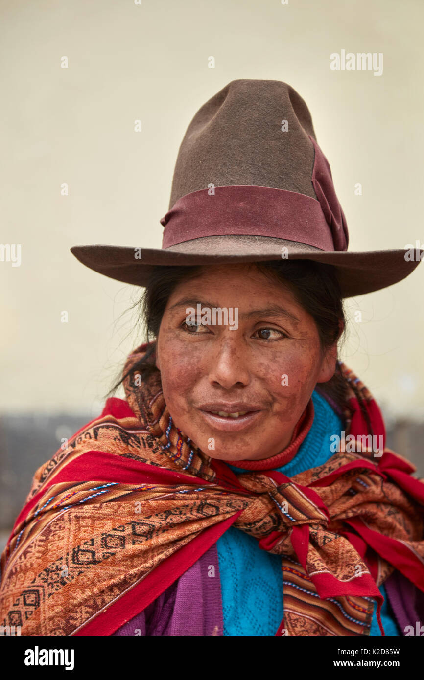 Indigene peruanische Frau in traditioneller Tracht, Cusco, Peru, Südamerika Stockfoto