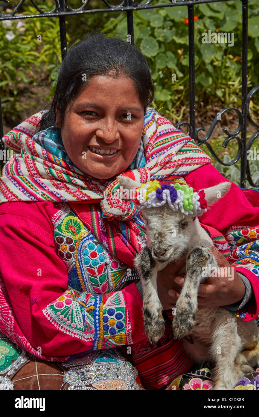 Indigene peruanische Frau in traditioneller Tracht und Baby Alpaca, Cusco, Peru, Südamerika Stockfoto