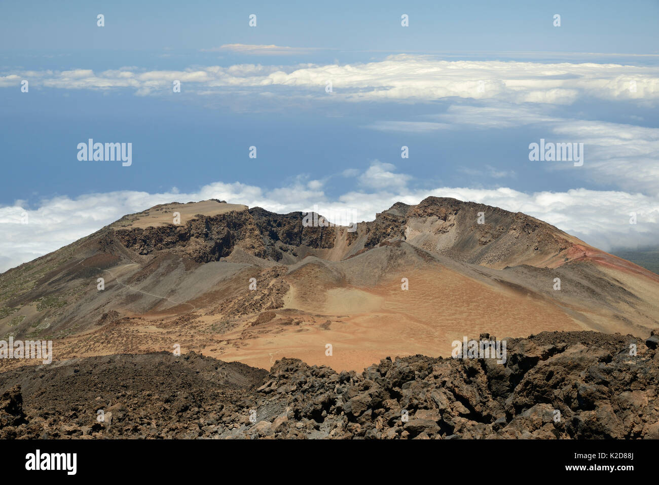 Alten Lavaströme und Gipfel des Pico Viejo Vulkan gesehen vom Mount Teide, mit Massen von bimsstein Einlagen rund um den Krater, Teneriffa, Mai 2014. Stockfoto