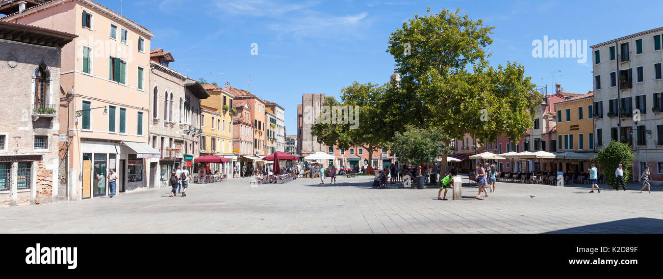 Panorama Blick auf den Campo Santa Margherita, Dorsoduro Venedig, Venetien, Italien. Der Campo ist ungewöhnlich ruhig wegen der intensiven Hitze und die wenigen Touris Stockfoto