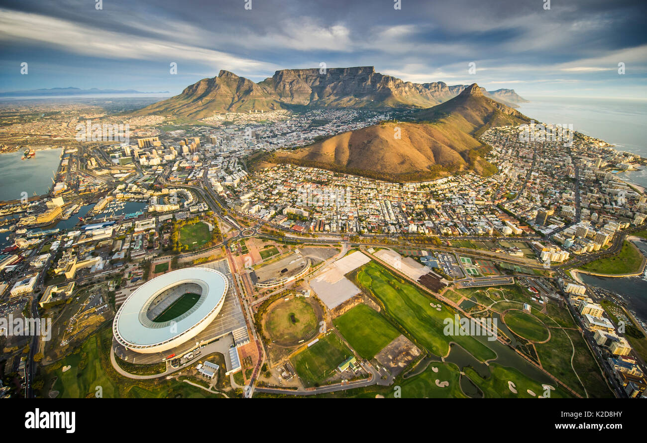 Luftaufnahme der Stadt Kapstadt mit dem Tafelberg, Südafrika, aus Helikopter, Mai 2011 Stockfoto