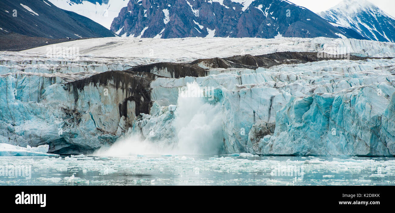 Ein Gletscher in den Ozean, Svalbard, Norwegen, Juli 2013 Kalben Stockfoto