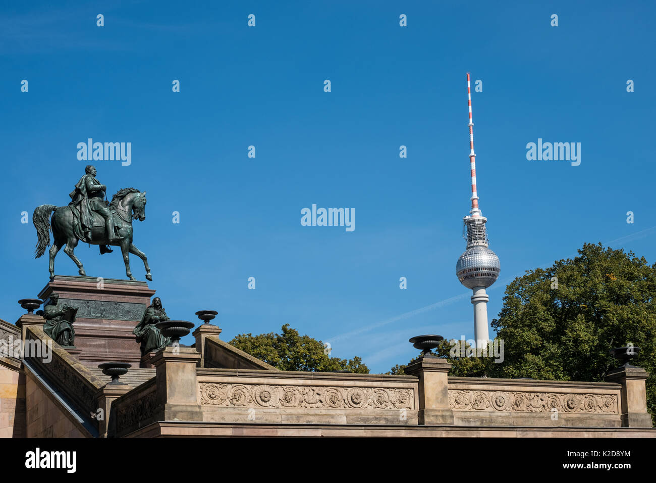 Berlin Sehenswürdigkeiten - TV Tower und die Statue von Friedrich Wilhelm IV./Friedrich Wilhelm Stockfoto