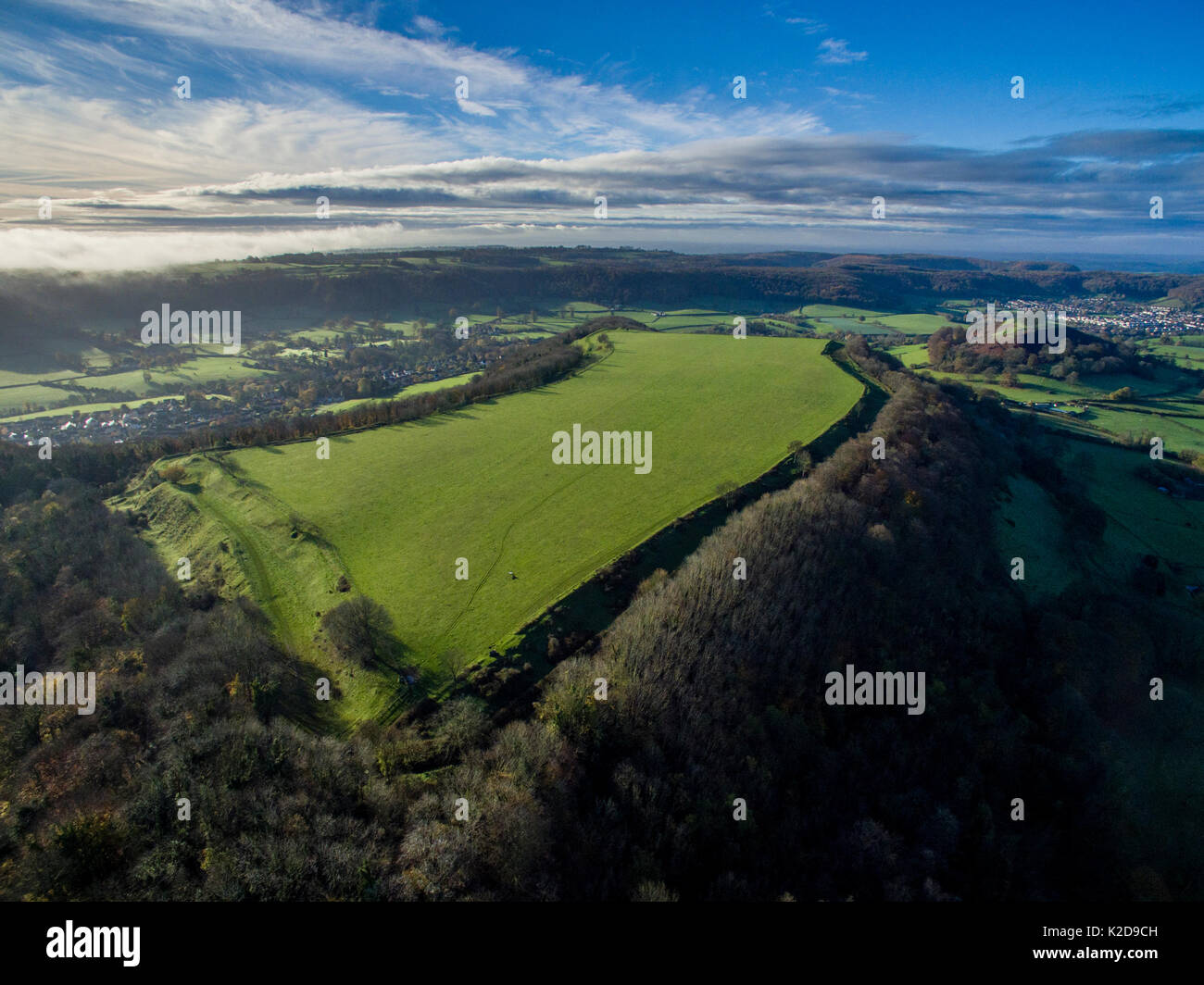 Uley Bügeleisen begraben - alter Hill fort auf Cotswold Escarpment, Gloucestershire, Vereinigtes Königreich. Antenne drone mit CAA ermöglichen. November 2015. Stockfoto