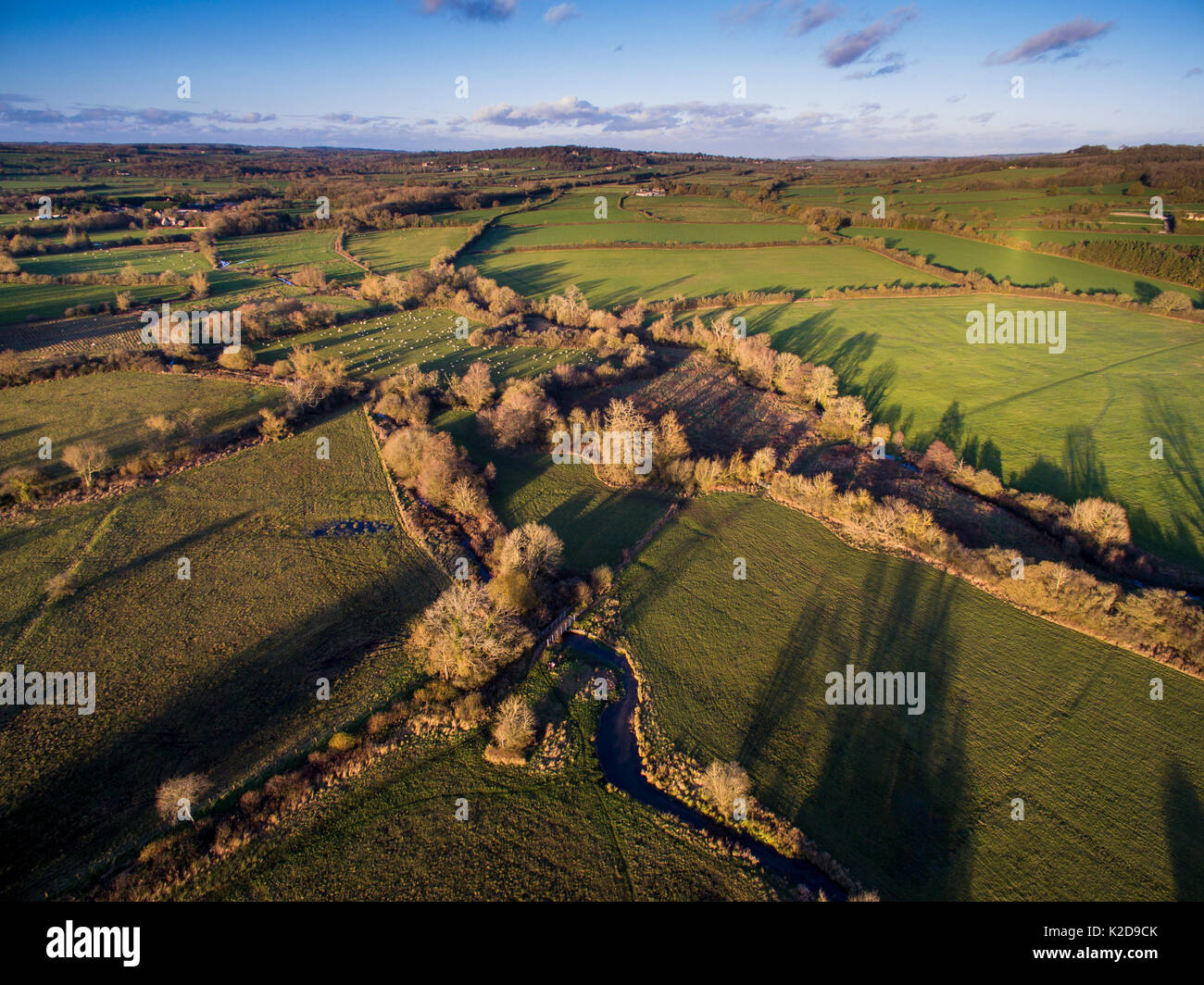 Fluss Auge durch Wasser Wiesen fließende, Greystones Farm Nature Reserve, Website von besonderem wissenschaftlichen Interesse (SSSI), Gloucestershire Wildlife Trust. Antenne drone mit CAA ermöglichen. November 2015. Stockfoto