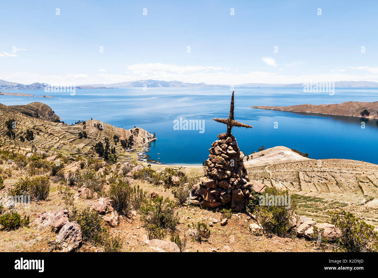 Mit Kreuz auf der Isla del Sol, Titicacasee, Bolivien, Dezember 2013 Cairn. Stockfoto