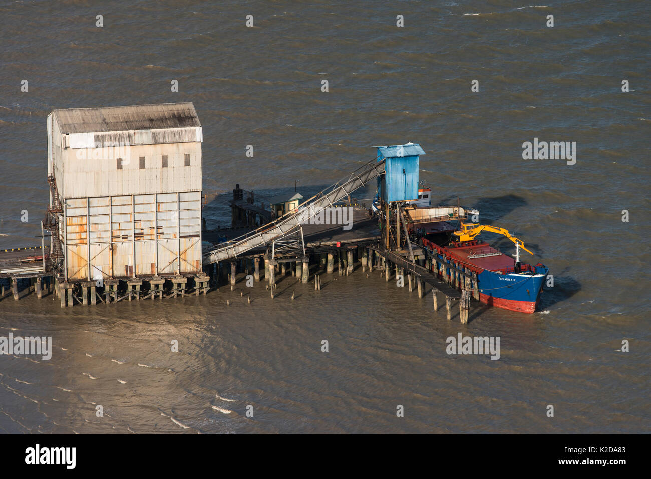 Luftaufnahme von Laden Zucker auf Binnenschiff zu exportieren, Küsten Guyana, Südamerika Stockfoto