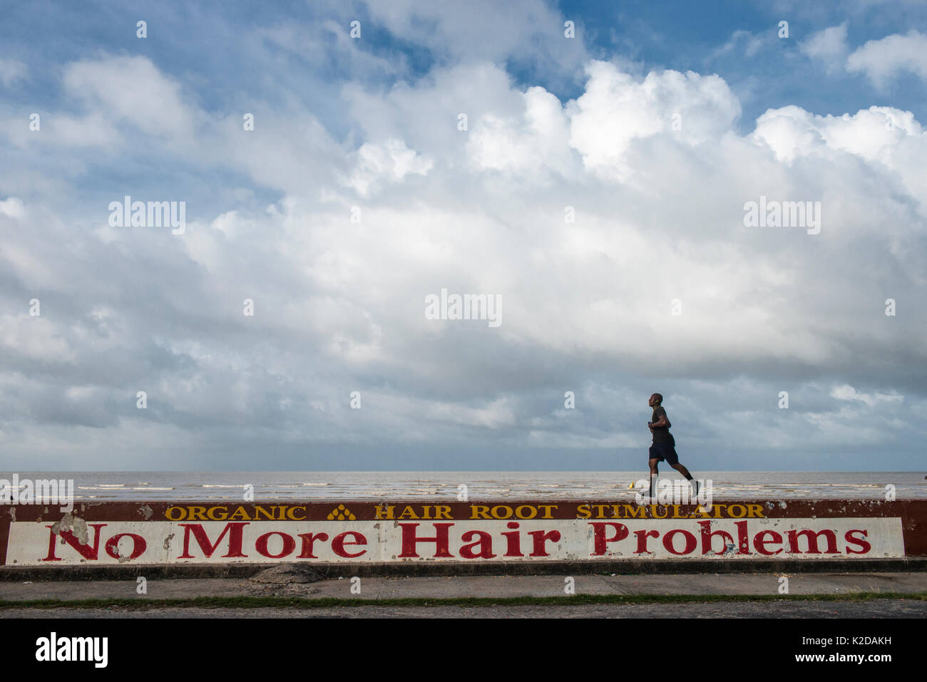 Mann Sea Wall entlang, durch die niederländische Stadt gebaut ist unterhalb des Meeresspiegels, Georgetown, Guyana, Südamerika Stockfoto Mann Sea Wall entlang, durch die niederländische Stadt gebaut ist unterhalb des Meeresspiegels, Georgetown, Guyana, Südamerika Stockfoto