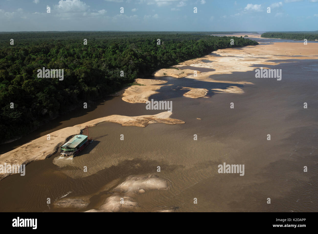 Gold Schwimmbagger auf Essequibo River, der längste Fluss in Guyana, Südamerika Stockfoto Gold Schwimmbagger auf Essequibo River, der längste Fluss in Guyana, Südamerika Stockfoto