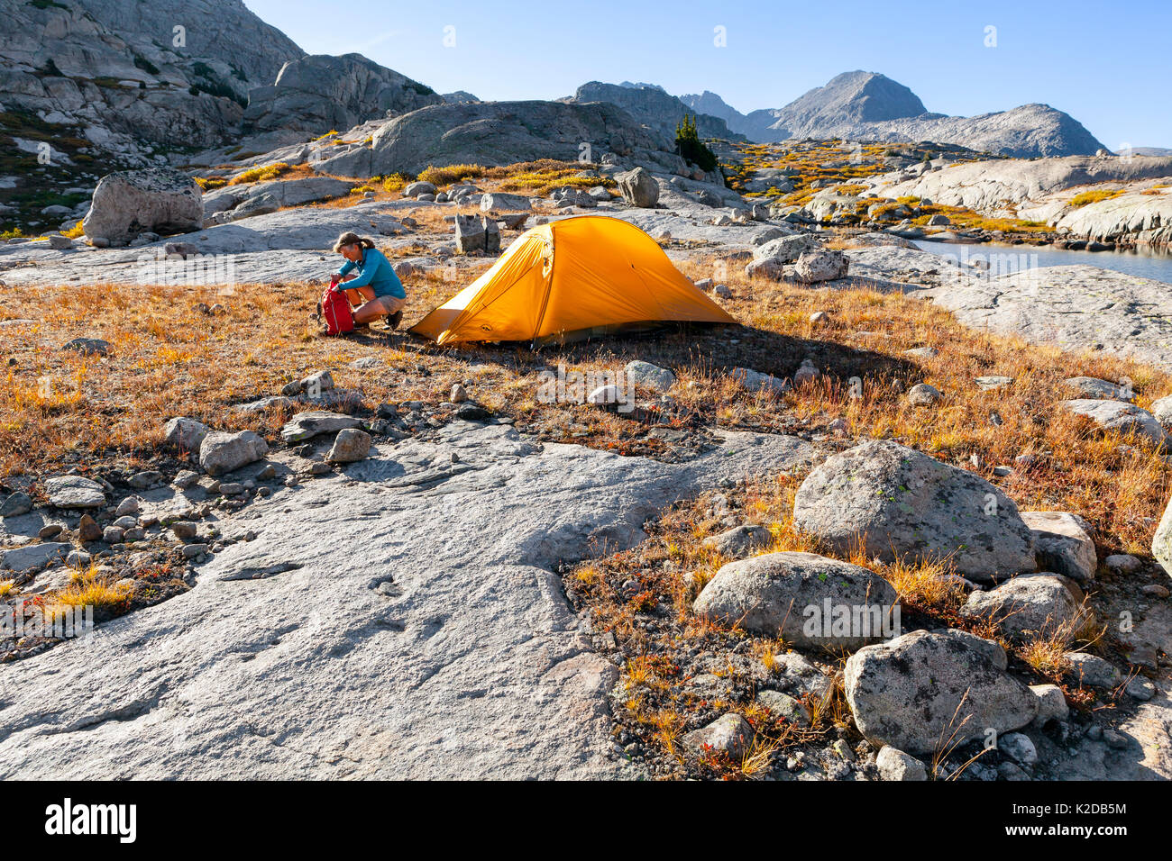 Campingplatz am Titcomb Becken, Wind River Range, Bridger Wüste, Bridger National Forest, Wyoming, USA, September 2015. Model Released. Stockfoto