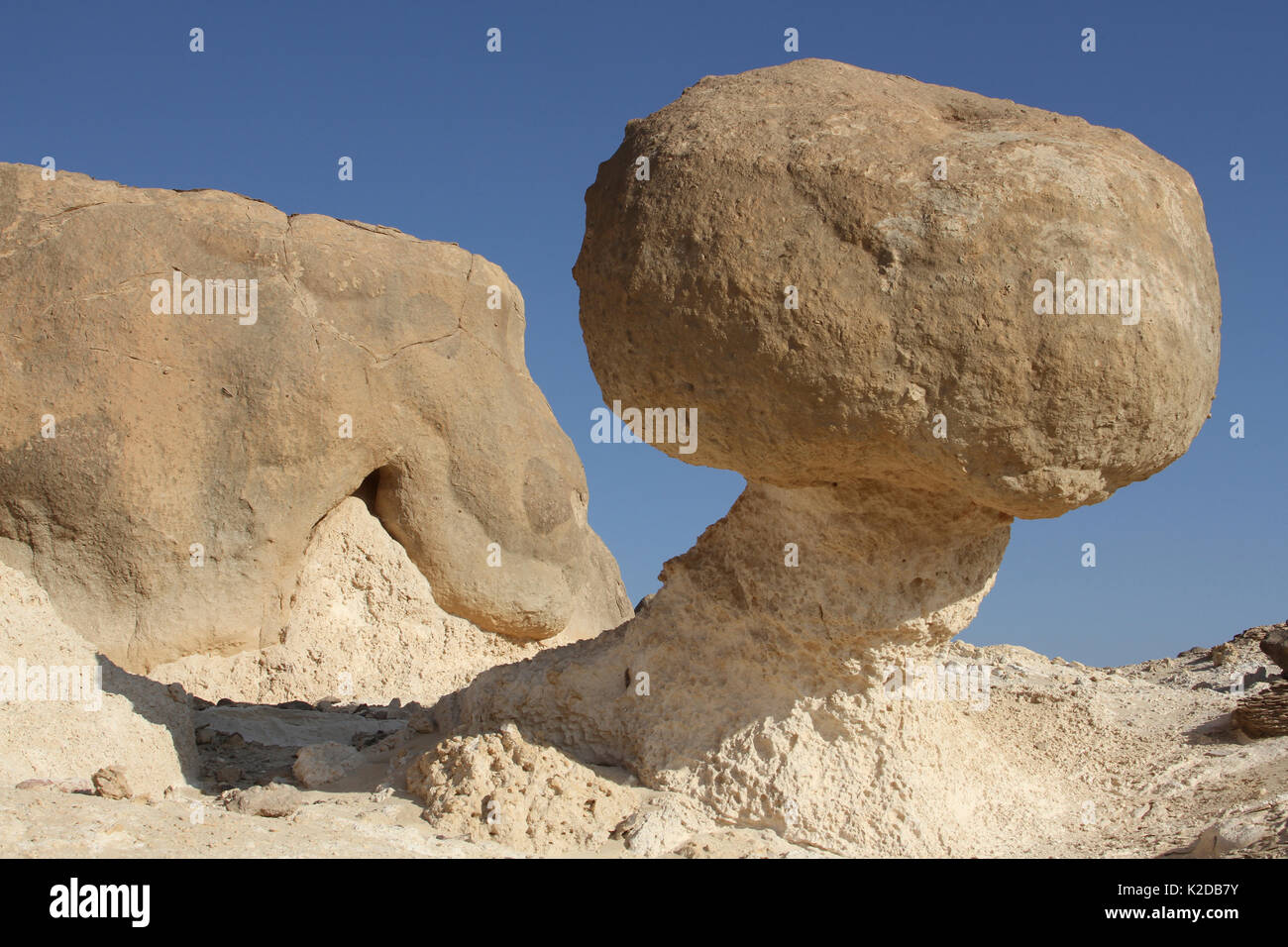 Rock Garden bei Ad Duqm, mit Balancing Rock, einem beliebten touristischen Ort, Oman, November 2012. Stockfoto
