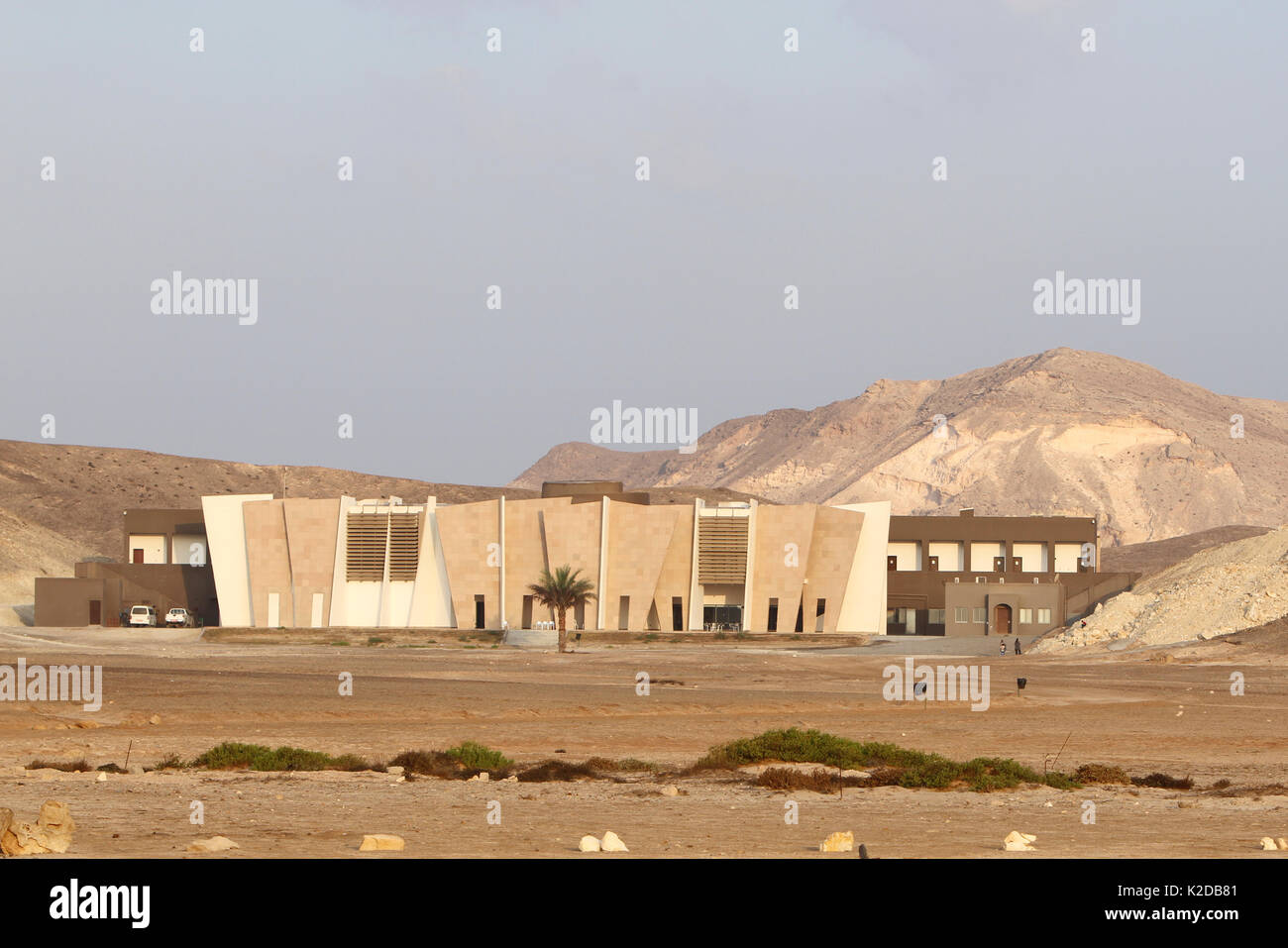 Hotel und Museum, meist mit den umliegenden Berge in Ras Al Jinz Turtle Reserve, ein beliebtes Touristenziel, Oman, November 2012 zu mischen. Stockfoto