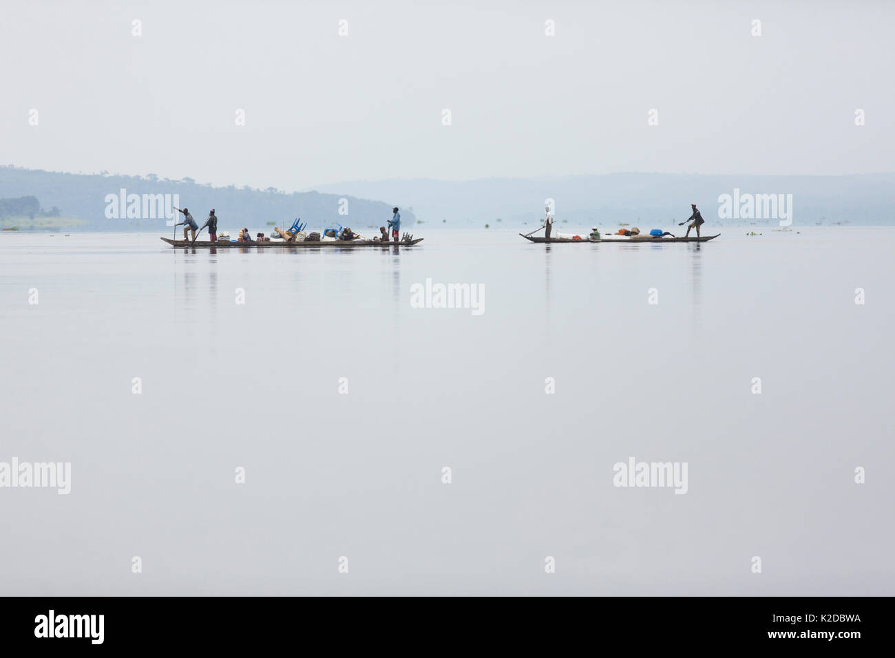 Überqueren von Kongo River mit Waren zu handeln, der Fluss ist die Grenze zwischen der Republik Kongo und der Demokratischen Republik Kongo (DRC) Stockfoto