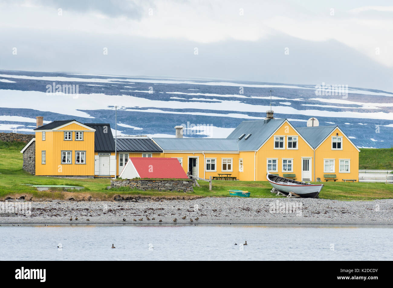 Ansicht der Gebäude entlang der Küste der Insel Vigur, Westfjorde, Island. Juli 2015. Stockfoto
