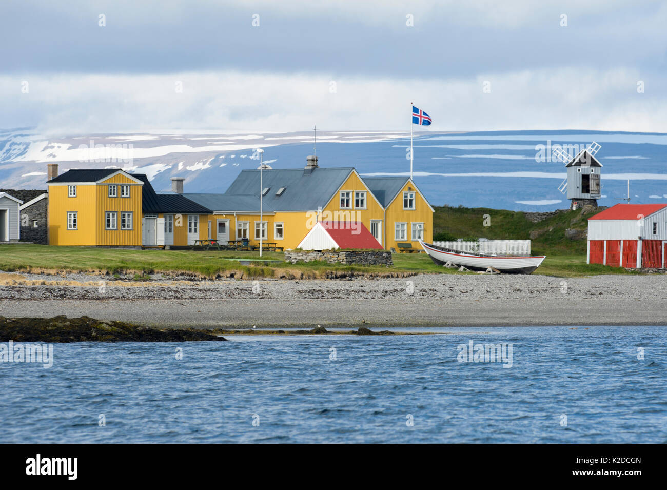Aussicht an der Küste bauten auf der Insel Vigur, Westfjorde, Island. Juli 2015. Stockfoto
