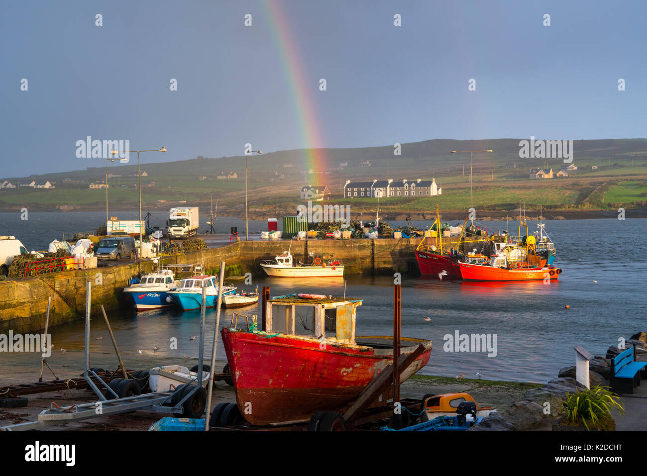 Regenbogen über Portmagee Hafen, die Iveragh Halbinsel, County Kerry, Irland, Europa. September 2015. Stockfoto