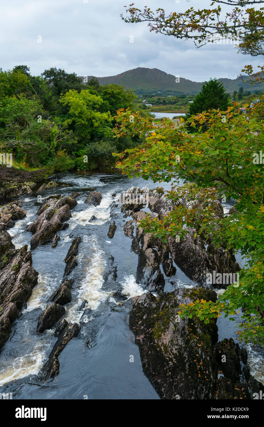 Rock Erosion im Fluss von Sneem Village, Ring of Kerry Trail, Iveragh Halbinsel, County Kerry, Irland, Europa. September 2015. Stockfoto