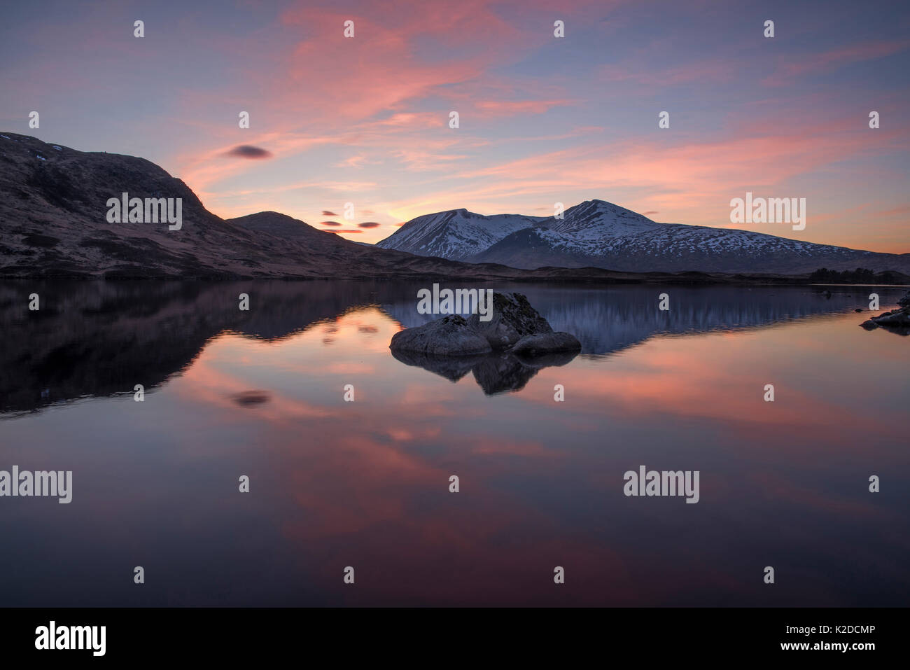 Schwarzer Berg spiegelt sich im Loch nah Achlaise in der Dämmerung, Rannoch Moor, Argyll und Bute, Schottland, Großbritannien. März 2016. Stockfoto