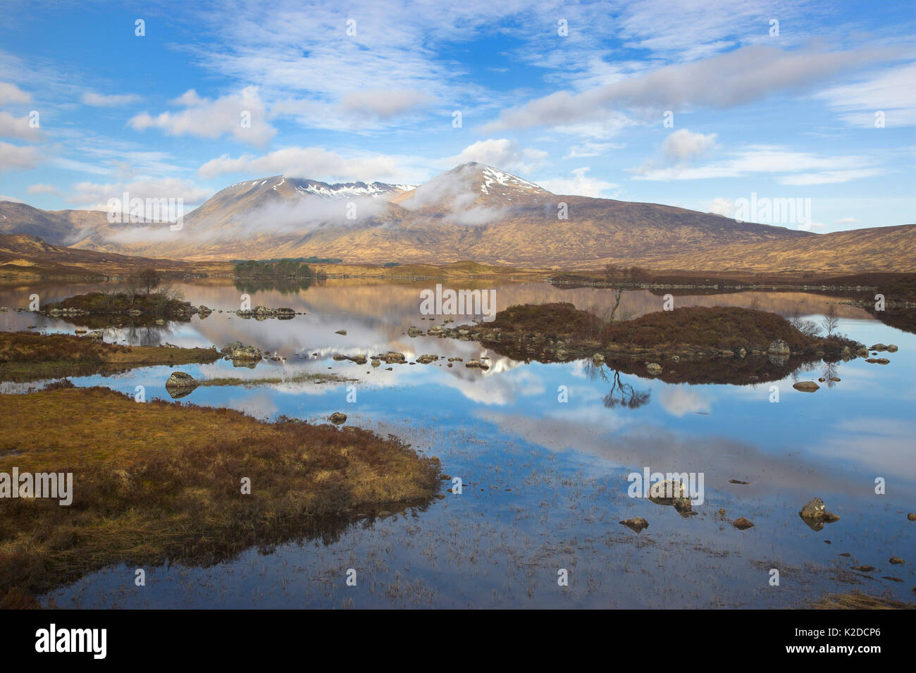 Wolken und Nebel, Spiegelbild, Clearing Berge auf dem Loch nah Achlaise auf Rannoch Moor in den Highlands, Schottland, Großbritannien. April 2011. Stockfoto