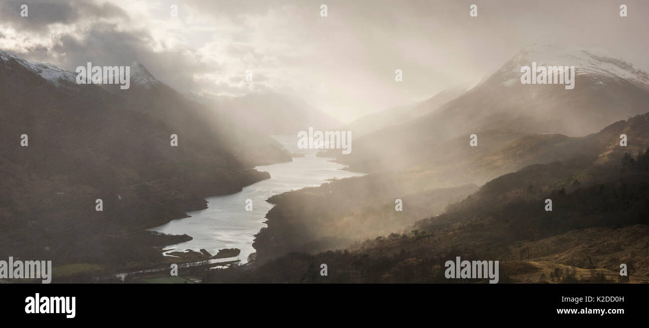 Blick auf Loch Leven mit Wellen von Licht, Glencoe, Highlands von Schottland, Großbritannien, UK, März 2016. Stockfoto