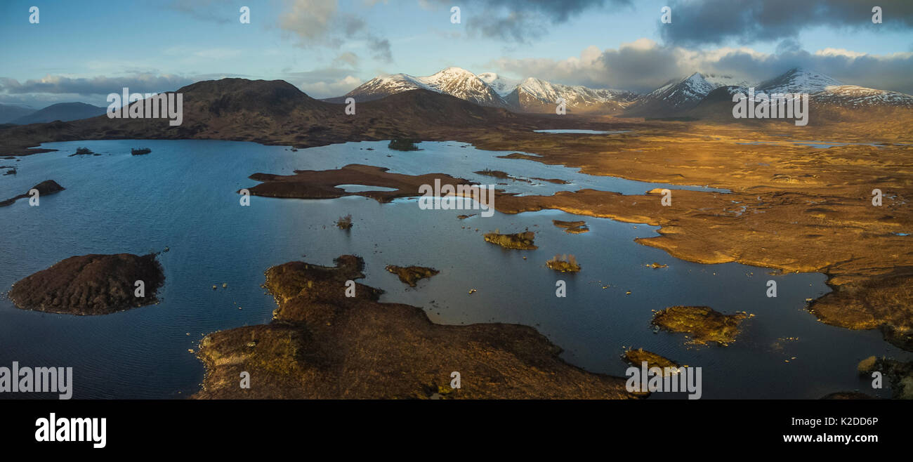 Loch Na h-Achlaise bei Sonnenaufgang mit dem Schwarzen Berg an, der in der Entfernung, Glencoe, Argyll und Bute, Schottland, UK, März 2015. Stockfoto
