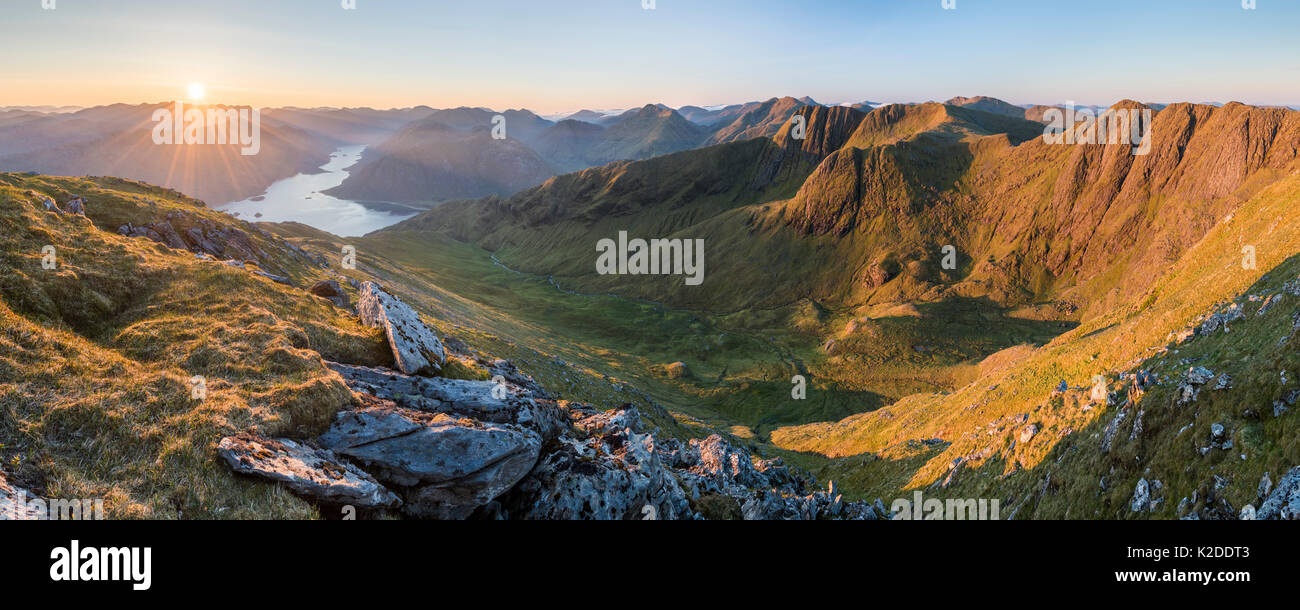Sonnenaufgang von Ladar Bheinn. Knoydart, Highlands, Schottland, UK, Juni 2016. Stockfoto