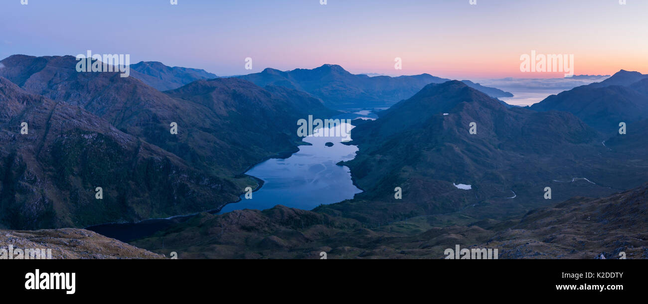 Panorama in der Dämmerung der Knoydart Halbinsel mit Ladar Bheinn in der Ferne. Knoydart, Highlands, Schottland, UK, Juni 2016. Stockfoto