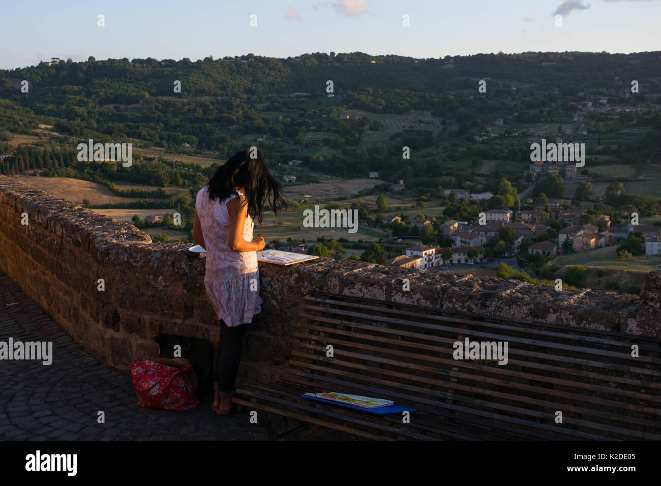 Eine Malerin, Malerei Orvieto der Landschaft bei Sonnenuntergang von einem der Orieto hill Panoramablick punkten. Die Landschaftsmalerei, inspiriert von der Natur Stockfoto