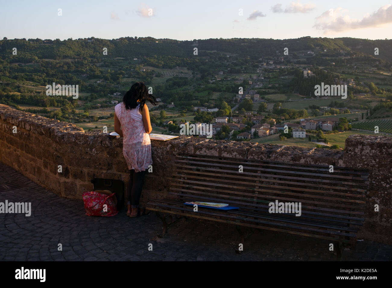 Eine Malerin, Malerei Orvieto der Landschaft bei Sonnenuntergang von einem der Orieto hill Panoramablick punkten. Die Landschaftsmalerei, inspiriert von der Natur Stockfoto