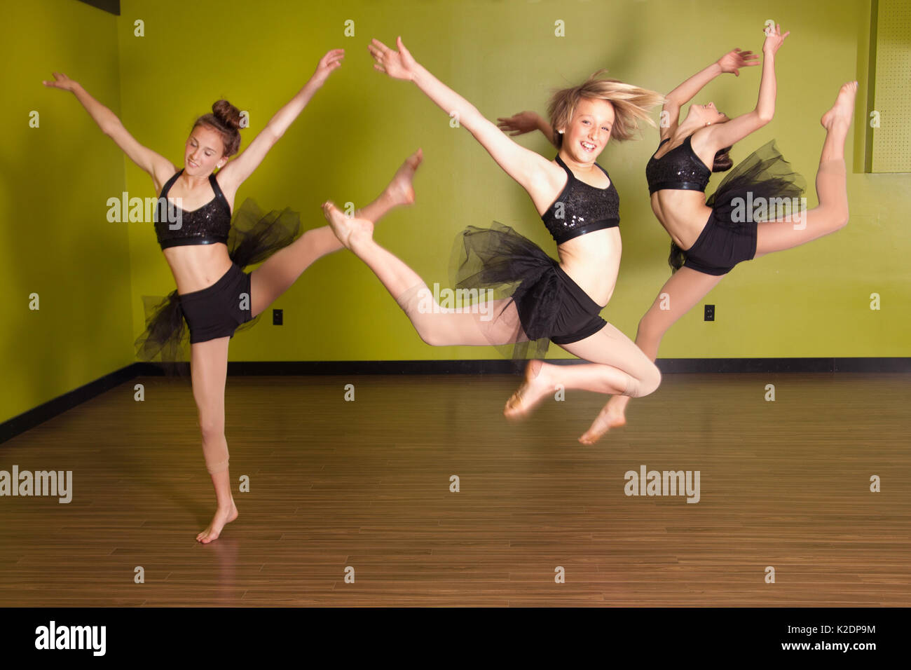 Drei junge Tänzerinnen posing und springen in die Luft. Stockfoto