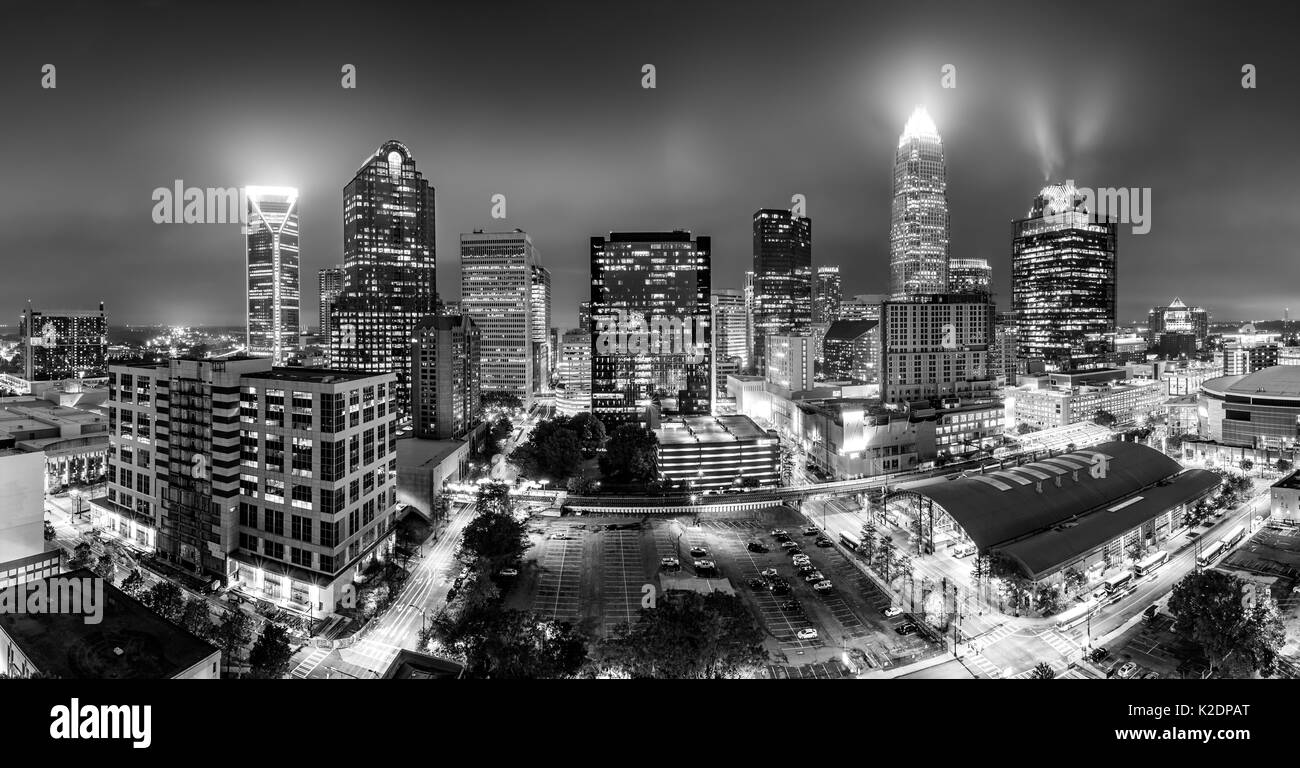 Schwarz und Weiß, Luftaufnahme von Charlotte, NC-Skyline an einem nebligen Nacht. Charlotte ist die größte Stadt im Bundesstaat North Carolina und den 17 th-larg Stockfoto