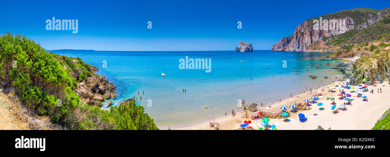 Spaggia di Masua Strand und Pan di Zucchero, Costa Verde, Sardinien, Italien. Stockfoto